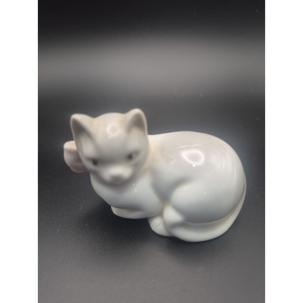 Vintage White Lying Cat With Pink Bow